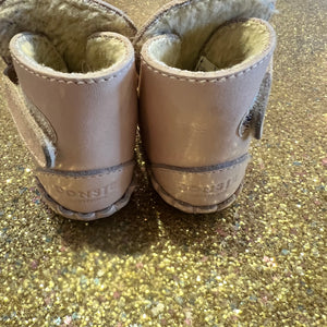 Donsje boots size 0-6 months